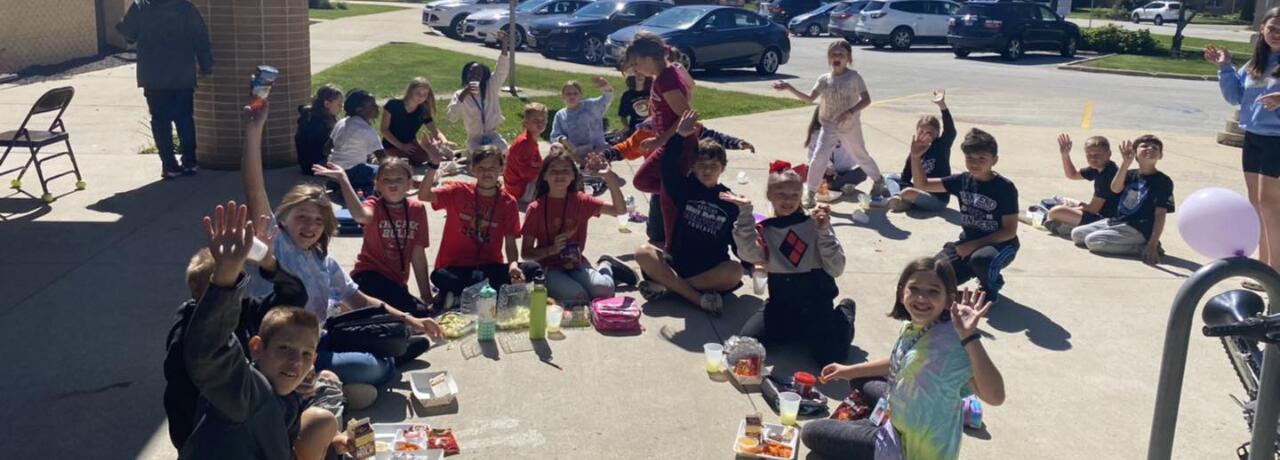 students eating lunch outside